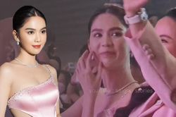 Phản ứng đặc biệt của Ngọc Trinh khi theo dõi màn song ca của Trấn Thành và Hari Won