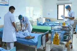 Sau 3 ngày bị máy bóc gỗ lóc da, bàn tay nhiễm trùng nặng được phẫu thuật thành công