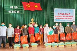 Gia Lai: Tặng 200 suất quà người khuyết tật và trẻ em có hoàn cảnh khó khăn