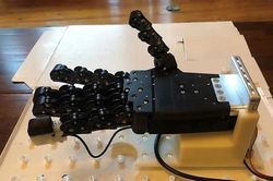 Dùng máy in 3D, các nhà khoa học tạo ra ngón tay robot thiên thần