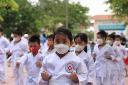 Bắt con học tới sáng, ép phải lấy điểm 10 là bạo lực gia đình