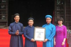 Văn hóa - Nghệ thuật Thông tin văn hóa Tiếp nhận, trưng bày hai cổ vật mũ quan đại thần và áo Nhật bình triều Nguyễn