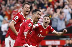 Lập hattrick trước đội bét bảng, Ronaldo phá kỷ lục Ngoại hạng Anh
