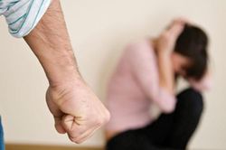 Thiếu nữ 16 tuổi bị cha dượng đánh dập lá lách, gãy xương sườn