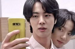 Jungkook BTS cởi áo lộ lưng ong, Jin gào lên thay lời ARMY