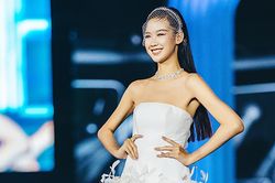 Người đẹp cao 1m85 Lê Nguyễn Bảo Ngọc gặp sự cố váy áo trong đêm diễn thời trang