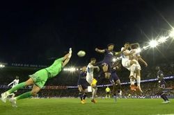 Donnarumma 'tấu hài', bị fan PSG gọi là 'con lừa'
