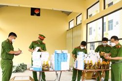 Bắt giữ nhiều thuốc, thiết bị y tế hỗ trợ điều trị COVID-19 'lậu' tại Hà Tĩnh