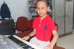 Cậu bé khiếm thị 11 tuổi biết chơi nhiều loại nhạc cụ