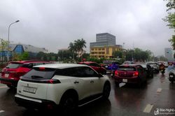 TP. Vinh: Nhiều tuyến phố ùn tắc trong giờ cao điểm