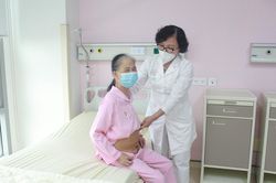 Người phụ nữ 71 tuổi mang khối u vùng bụng như thai nhi 9 tháng