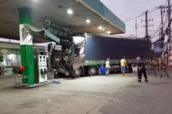 TP Hồ Chí Minh: Xe tải va chạm xe container rồi lao thẳng vào cây xăng