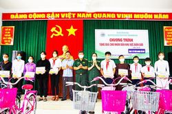 Cam Lâm: Tặng quà, xe đạp cho người dân và học sinh