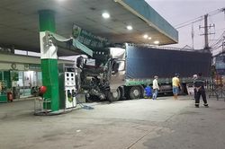 Xe tải tông xe đầu kéo rồi lao thẳng vào cây xăng