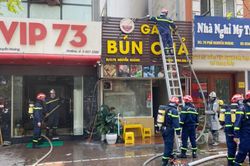 Dập tắt vụ cháy quán bún chả trên đường Nguyễn Hoàng