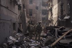 Ukraine: Nga bắt đầu chiến dịch quân sự tại Donbass