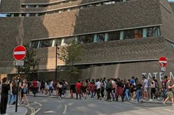 Anh: Trường dạy tiếng thiếu học sinh, 40.000 việc làm bị ảnh hưởng