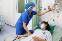 Dùng mỹ phẩm lột da làm trắng mua trên mạng, người phụ nữ 62 tuổi phải nhập viện cấp cứu