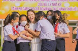 Lý Nhã Kỳ tặng 20 suất học bổng ngày quay về trường cũ