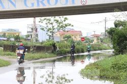 Cận cảnh tuyến đường dài 500m thi công hơn 15 năm chưa xong, cứ mưa là ngập