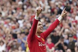 Danh thủ Arsenal ngợi ca Ronaldo, dự đoán Liverpool đè bẹp MU