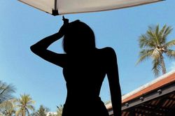 Nữ ca sĩ 9X tung ảnh diện bikini khoe body nhưng phải che mặt vì lý do khó đỡ