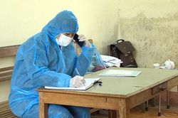 Cán bộ y tế đồng hành với F0 điều trị tại nhà