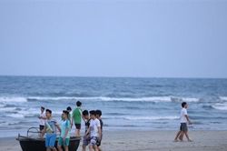 Một hiệu trưởng tử vong do đuối nước khi tắm biển vào rạng sáng