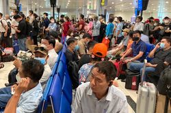 Sân bay Tân Sơn Nhất đông nghịt người đi chơi lễ 30/4 sớm