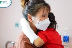 Hà Nội: Bé gái 29 tháng tuổi bị hoại tử bàn tay vì sạc điện thoại