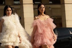Phương Anh, Lương Thùy Linh diện thiết kế cao cấp của nhà mốt YolanCris dạo phố Paris