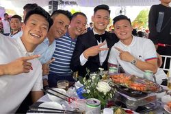 Quang Hải cùng bạn gái đến chúc mừng ngày vui của Tấn Tài