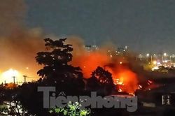 Xưởng gỗ cháy ngùn ngụt trong đêm, cảnh sát đập cửa từng nhà để sơ tán dân