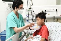 Bé trai hoại tử bàn tay sau 6 ngày bị rắn cắn