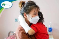 Bé gái 2 tuổi bị điện giật ngừng tim, hoại tử bàn tay vì sạc pin điện thoại