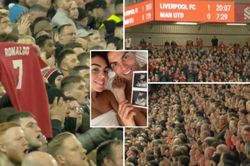 CĐV Liverpool có hành động đẹp với Ronaldo trong trận thua lịch sử của MU