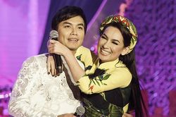 Mạnh Quỳnh và các con nuôi Phi Nhung tưởng nhớ giọng ca Bông Điên Điển, Hồ Văn Cường vắng mặt