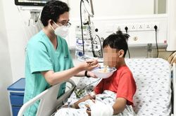 Đắp thuốc thầy lang sau khi bị rắn độc tấn công, nam sinh lớp 7 bị nhiễm độc nặng