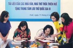 Văn hóa - Nghệ thuật Thông tin văn hóa Tiếp nhận tài liệu của các nhà văn, nhà thơ Thừa Thiên Huế và Đại tá Hà Văn Lâu