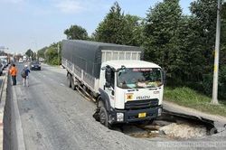 'Hố tử thần' bất ngờ xuất hiện, 'nuốt' xe tải đang chạy trên đường ở Sài Gòn