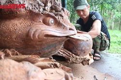 Chàng trai biến gốc cây sần sùi thành tượng gỗ độc đáo
