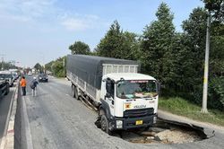 TP.HCM: Xe tải bất ngờ lọt xuống 'hố tử thần' trên đường Võ Chí Công