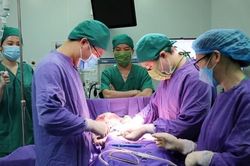 Bé gái 12 tuổi 'gánh' u quái 2 kg