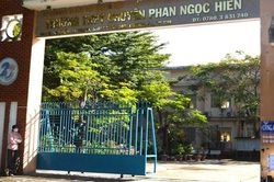 UBND tỉnh chỉ đạo làm rõ thông tin Hiệu phó bắt học sinh ăn thức ăn quăng vào thùng rác