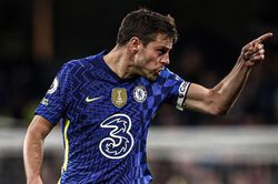 Azpilicueta cãi nhau với CĐV sau trận thua Arsenal