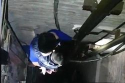 Bé 4 tuổi và người giải cứu cùng mắc kẹt dưới hố thang máy