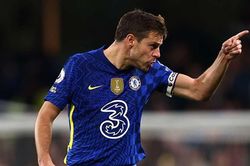 Azpilicueta cãi nhau tay đôi với CĐV sau trận thua Arsenal