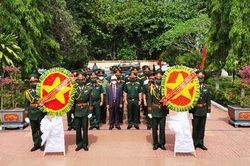 Viếng các anh hùng liệt sĩ và trao quà cho người có công với cách mạng