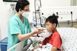 Đắp thuốc chữa rắn cắn, bé trai bị hoại tử bàn tay