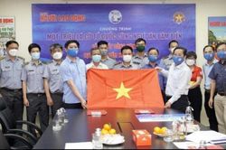 Báo Người Lao Động trao tặng 100.000 lá cờ Tổ quốc cho Cục Kiểm ngư Việt Nam